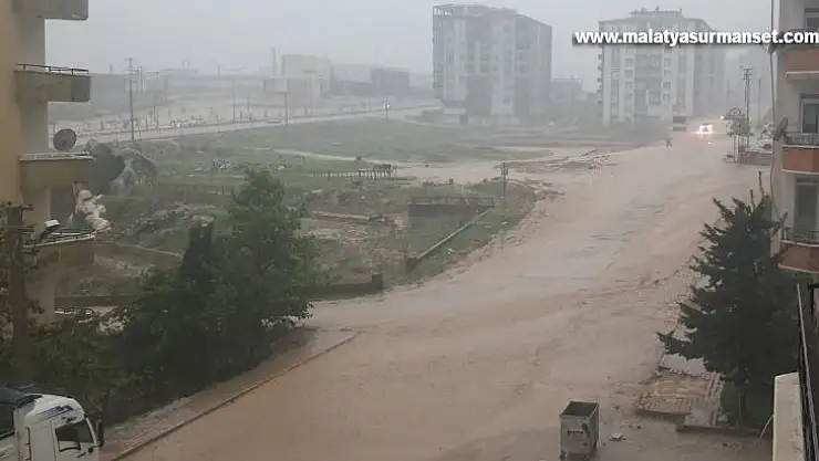 Besni'de beklenen şiddetli yağmur dolu ile birlikte geldi