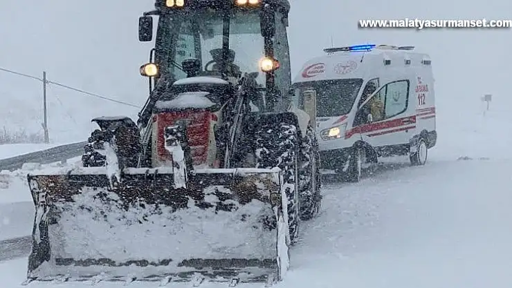 Besni'de şiddetli kar ve tipi bazı yolları kapattı