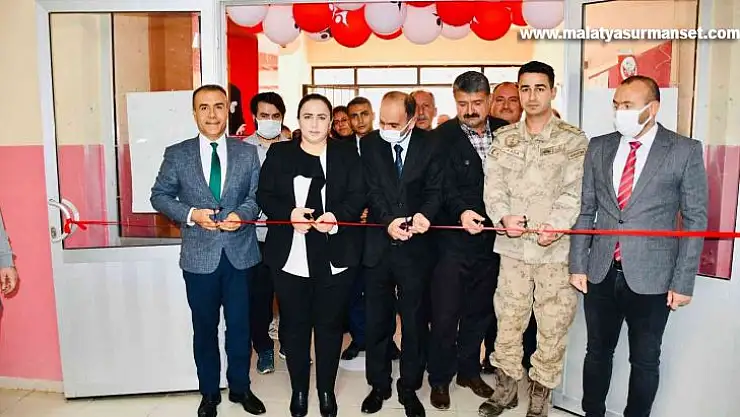 Besni Toklu Ortaokulu Bilim Fuarı açıldı