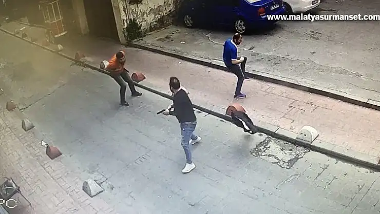 Beyoğlu'nda cinayet anları kamerada: 1 ölü, 1 yaralı