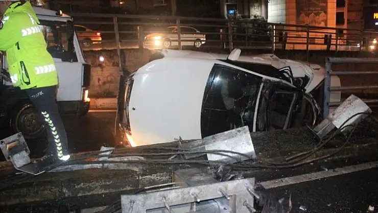 Beyoğlu Unkapanı Köprüsü girişinde araç takla attı: 3 yaralı