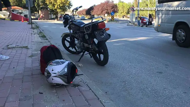 motosiklet yayaya, motosiklete de otomobil çarptı: 2 yaralı