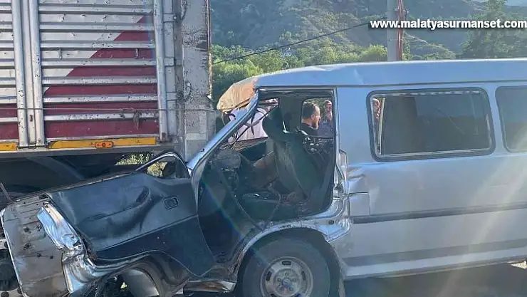 Bilecik'te tarım işçilerini taşıyan minibüs kaza yaptı: 1'i ağır 12 yaralı