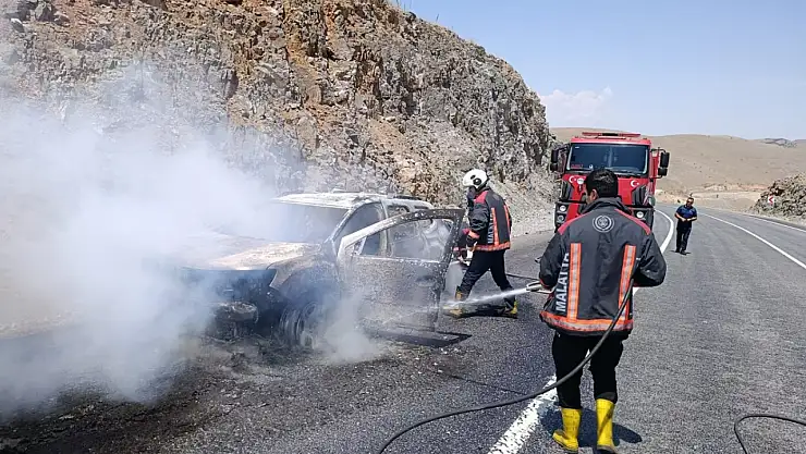 Bilinmeyen Nedenle Alev Aldı! Malatya'da Otomobil Kül Oldu