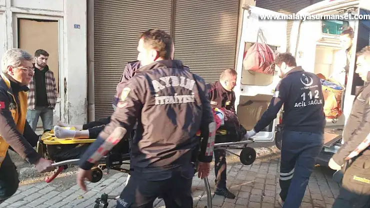 Binanın çatısından aşağıya düşen kadın ağır yaralandı