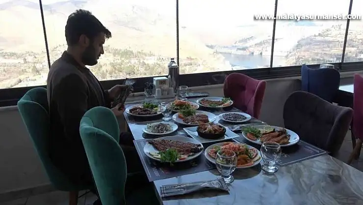 Binlerce insan bu ilçeye balık yemeye geliyor