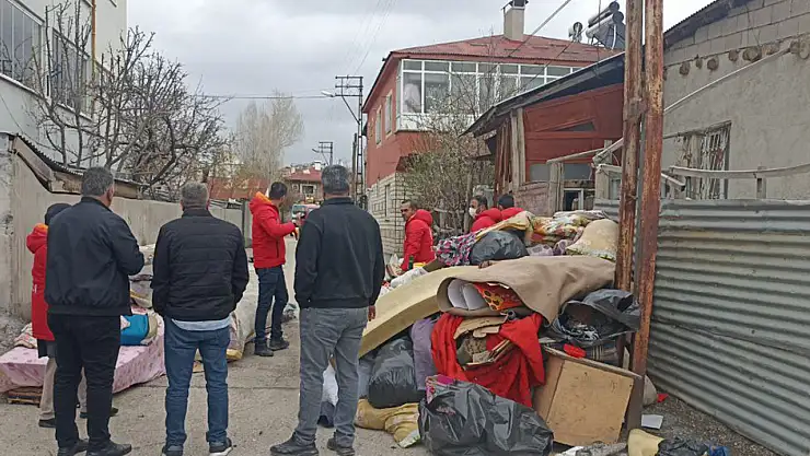 Bir Evden 10 Ton Çöp Çıkarıldı