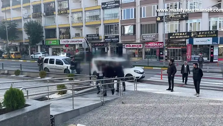 Bir kişiyi gasbeden 3 zanlı tutuklandı