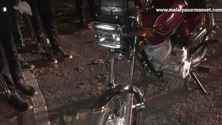 Bir otomobil ve iki motosikletin çarpıştığı kazada 2 kişi yaralandı