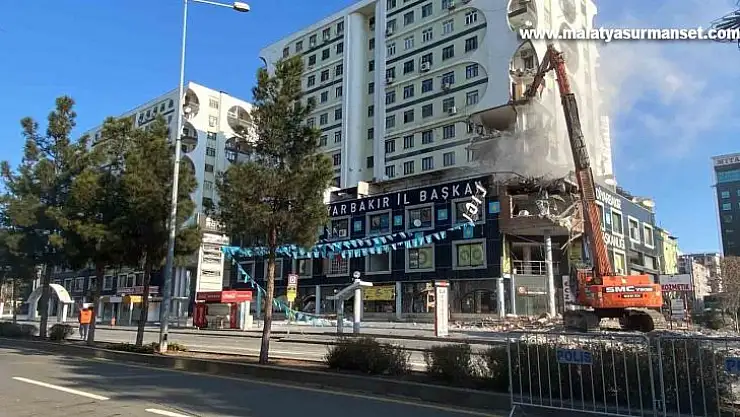 Birçok kişiye mezar olan Diyar Galeri İş Merkezinin yıkımına başlandı