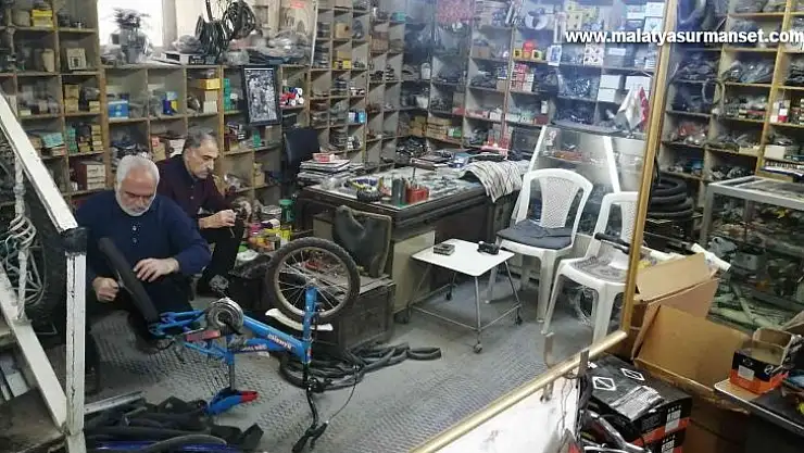 Bisiklet tamircisi iki kardeş 40 yıldır eskimiş bisikletleri hayata döndürüyor