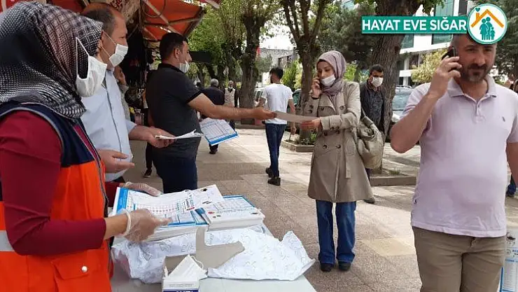 Bismil Belediyesi vatandaşlara maske ve imsakiye dağıttı