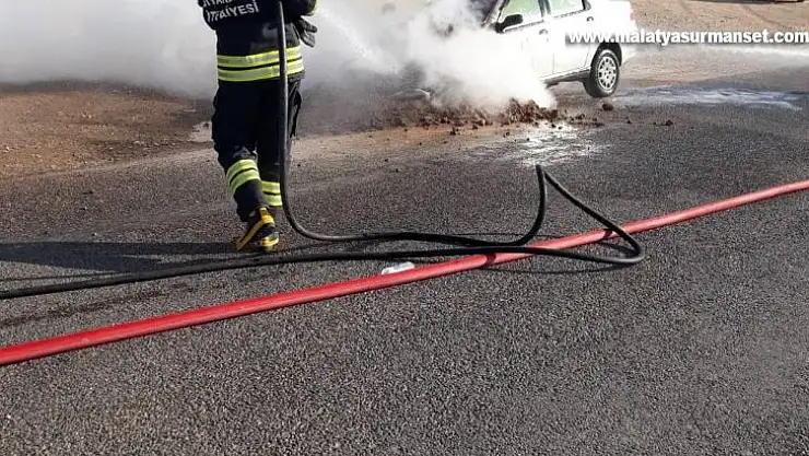 Bismil'de seyir halindeki otomobil alev alev yandı