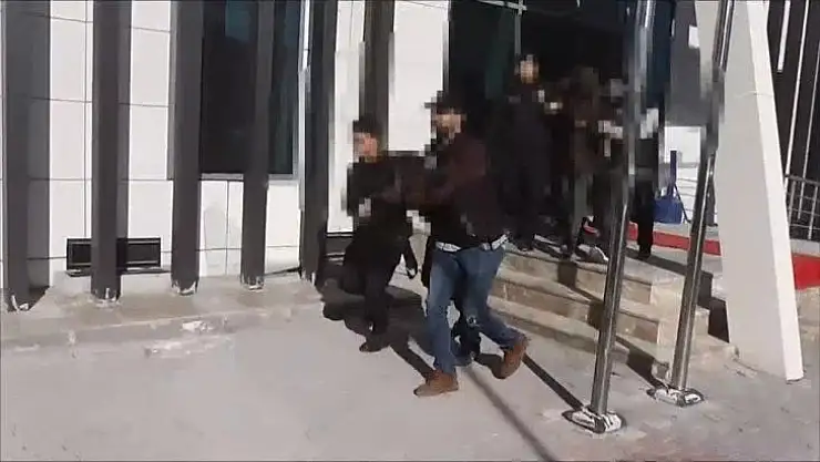 Bismil'de takibe alınan şahıslar 22 kilogram esrar ile yakalandı