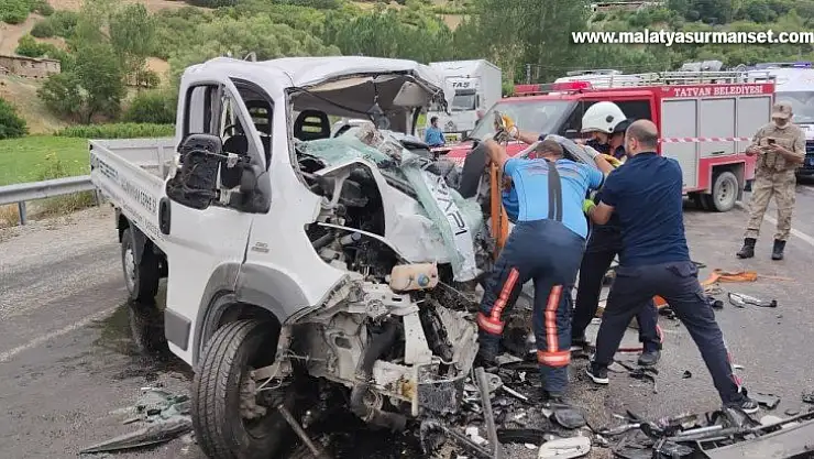 Bitlis'te trafik kazası: 2 ölü, 3 yaralı