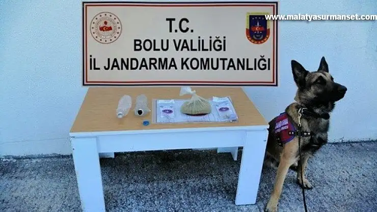 Bolu'da, çekici üzerinde taşınan otomobilde 305 gram esrar yakalandı