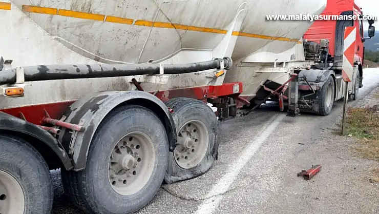 Minibüs ile tır çarpıştı: 2 yaralı