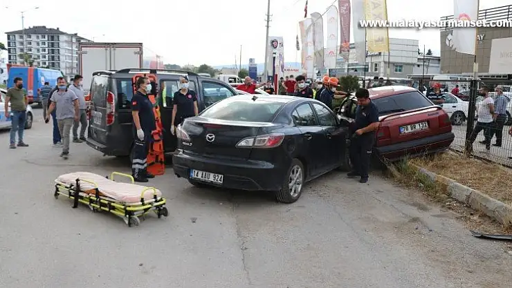 Bolu'da otomobil park halindeki 3 araca çarptı: 1 yaralı