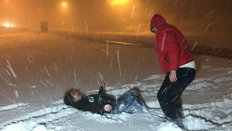 Bolu Dağı'nda sürücüler karın tadını doyasıya çıkarttı
