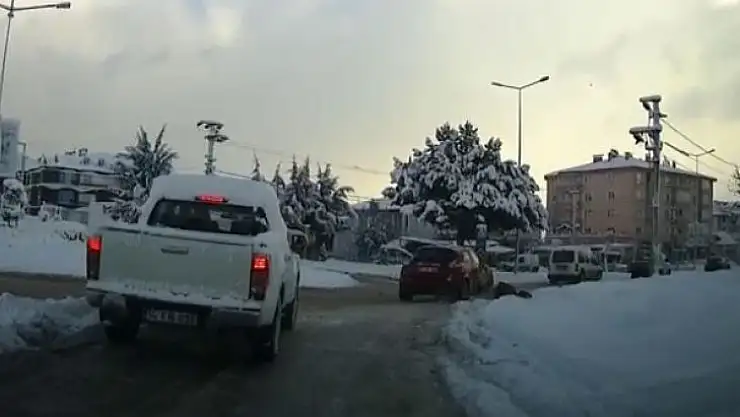 Bolu'da, kar nedeniyle yoldan yürüyen yaşlı adama otomobil çarptı