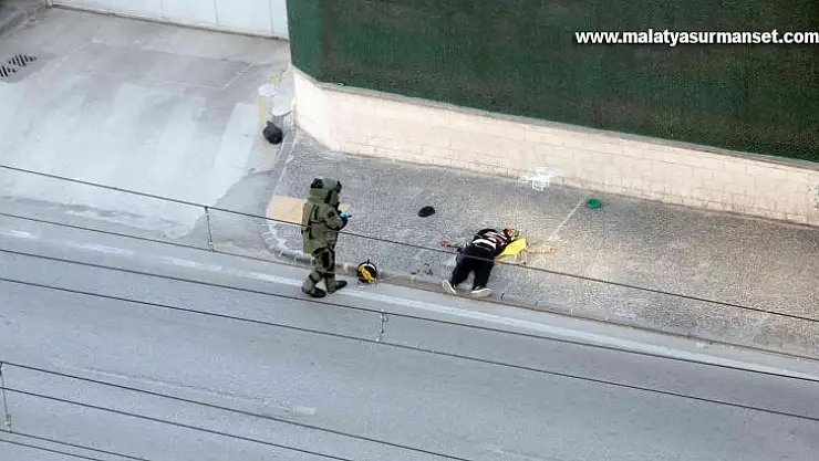 Bomba imha ekipleri şahsın üzerinde bomba araması yapıyor