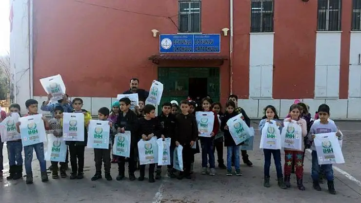 Boşatlılar Derneğinden köy okuluna kitap yardımı