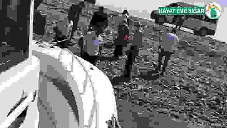 Bot timi, teknesi arızalanan ailenin yardımına yetişti
