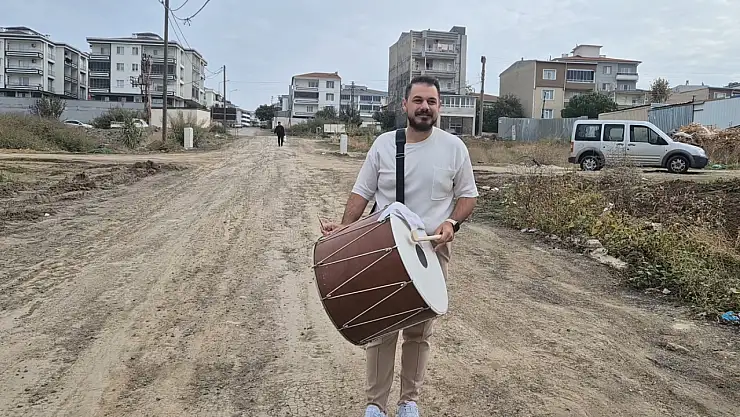 Bozuk yollara davulla maniyle tepki gösterdi