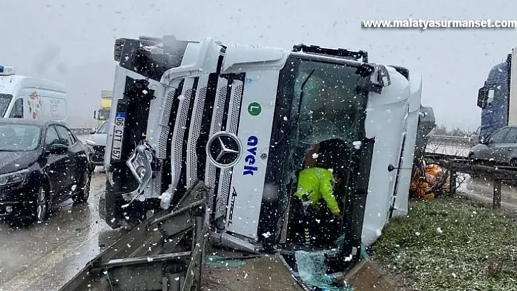 Bursa'da kar yağışı nedeniyle kontrolden çıkan 2 tır kaza yaptı