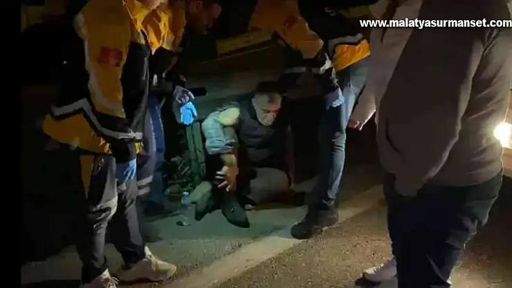 önünü kestikleri kamyonun şoförünü dövüp hastanelik ettiler