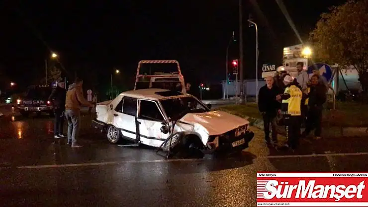 Bursa'da otomobile TIR çarptı, otomobil sürücüsü araç içinde sıkıştı