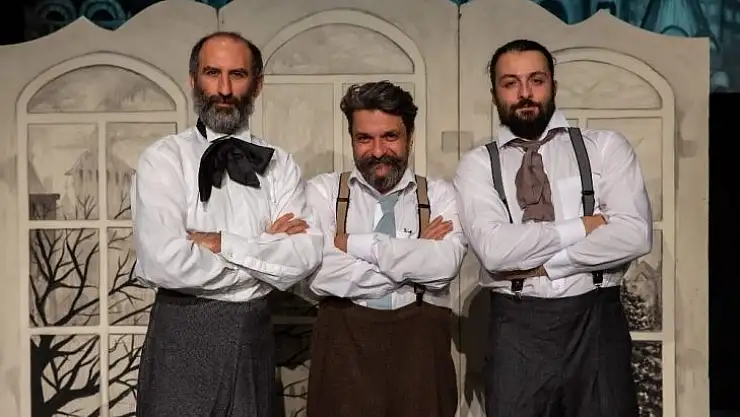 Bursalı Adranos Tiyatro'dan bir palto uyarlaması