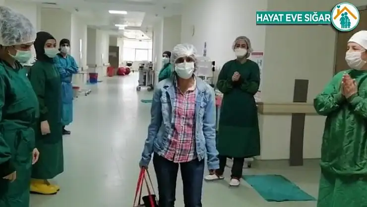 Bursalı hemşire 7 günlük tedavinin ardından taburcu oldu