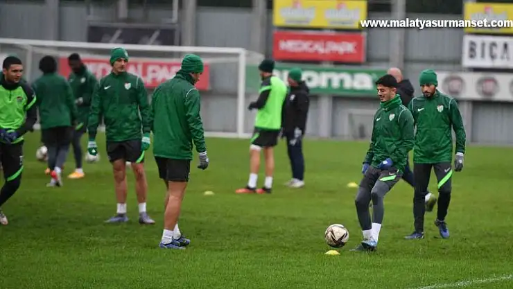 Bursaspor şut çalışmasıyla hazırlıklarını tamamladı - Yeşil-beyazlı takım otelde kamp yapacak