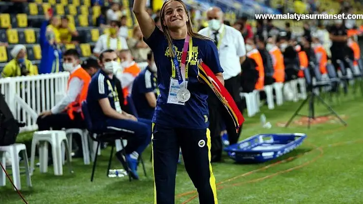 Buse Naz Çakıroğlu Kadıköy'de