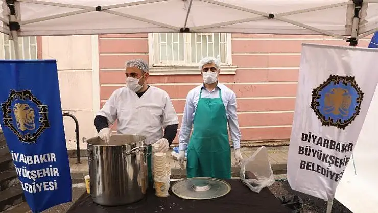 Büyükşehir Belediyesi evlat nöbeti tutan ailelere çorba ikram etti
