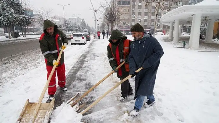 Büyükşehir Belediyesi'nden kaldırım temizleme ve tuzlama çalışması