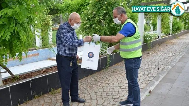 Büyükşehir Belediyesi yaşlıları yalnız bırakmayarak bayramlarını kutladı