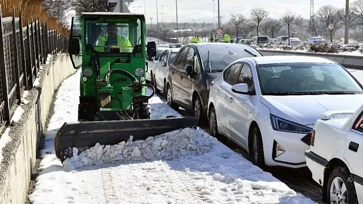 Büyükşehir'den yol, kaldırım ve üst geçitlerde kar temizliği