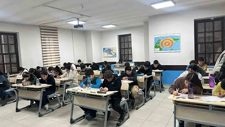 Büyükşehir Eğitim Merkezlerinde yapılan deneme sınavına bin 350 öğrenci katıldı