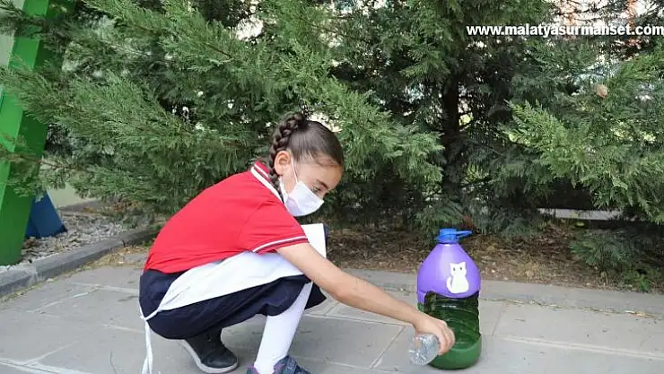 Büyükşehir, hayvanları koruma gününde öğrencilerle mama ve su kabı yaptı