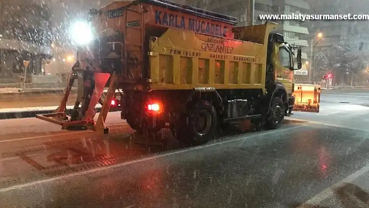 Büyükşehirde kar mesaisi