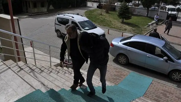 Çaldıkları otomobilde telefonunu düşürünce yakalandılar
