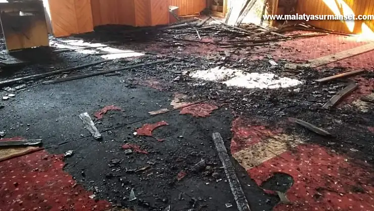 Camideki yangında Kur'an-ı Kerim yanmadı