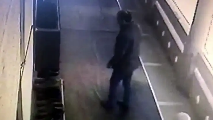 Camiden ayakkabı hırsızlığı kameraya böyle yansıdı