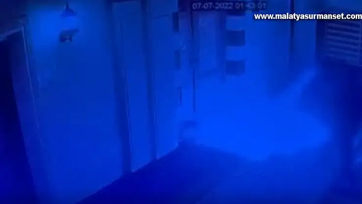 Caminin kapısının benzin dökülerek yakıldığı anlar kameraya yansıdı