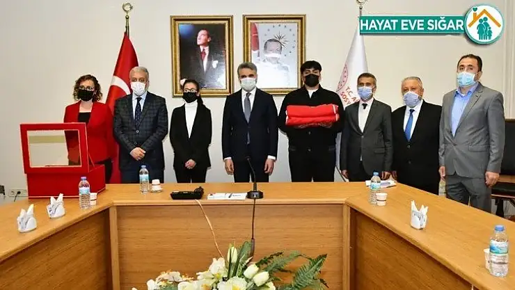 Çanakkale'ye gidecek Türk Bayrağı teslim alındı