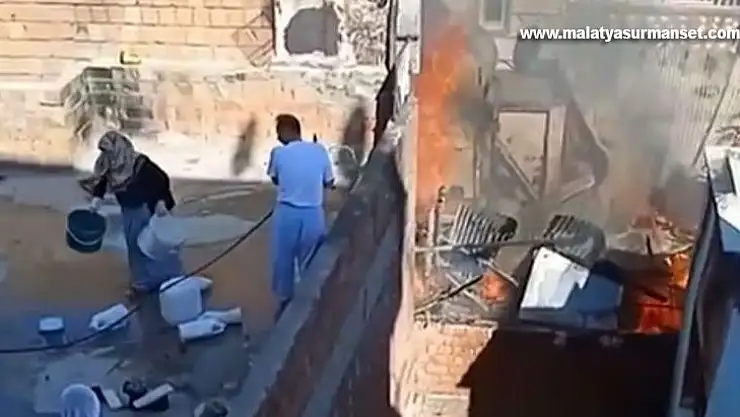 Çatıda çıkan yangına damdan su kovalarıyla müdahale ettiler