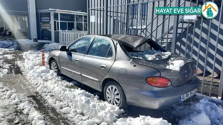 Çatıdaki kar kütlesi otomobili hurdaya çevirdi