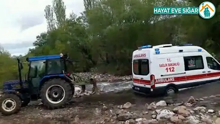 Çayda mahsur kalan ambulansın yardımına köylüler yetişti